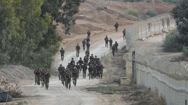 Ratusan tentara Israel masuk di Perbatasan Gaza. (AP/Ohad Zwigenberg)