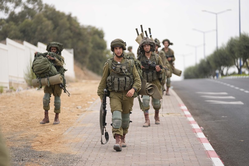 Ratusan tentara Israel masuk di Perbatasan Gaza. (AP/Ohad Zwigenberg)