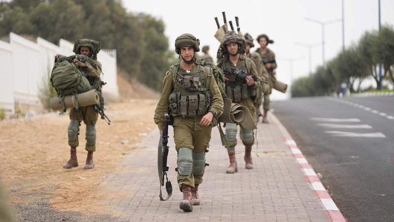 Ratusan tentara Israel masuk di Perbatasan Gaza. (AP/Ohad Zwigenberg)