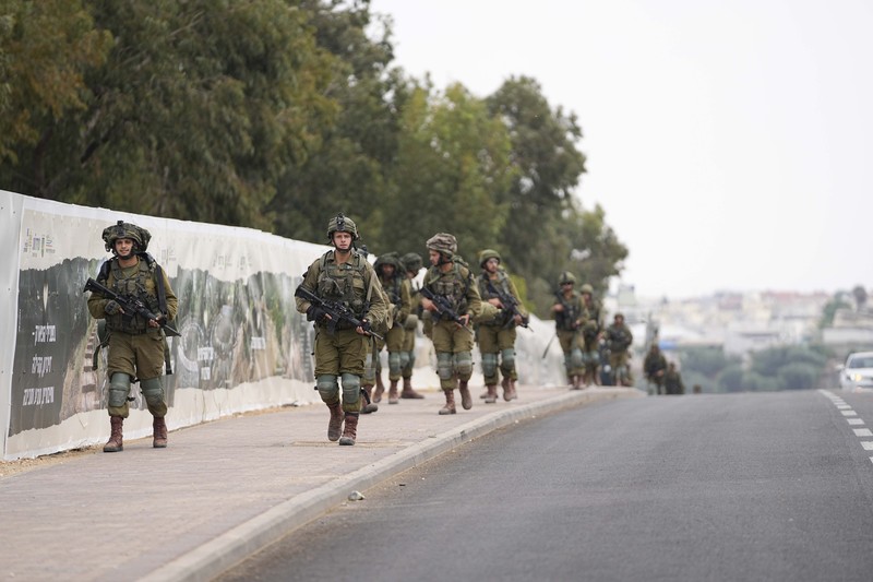 Ratusan tentara Israel masuk di Perbatasan Gaza. (AP/Ohad Zwigenberg) Ratusan tentara Israel masuk di Perbatasan Gaza. (AP/Ohad Zwigenberg)