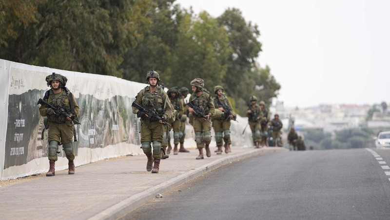 Ratusan tentara Israel masuk di Perbatasan Gaza. (AP/Ohad Zwigenberg)