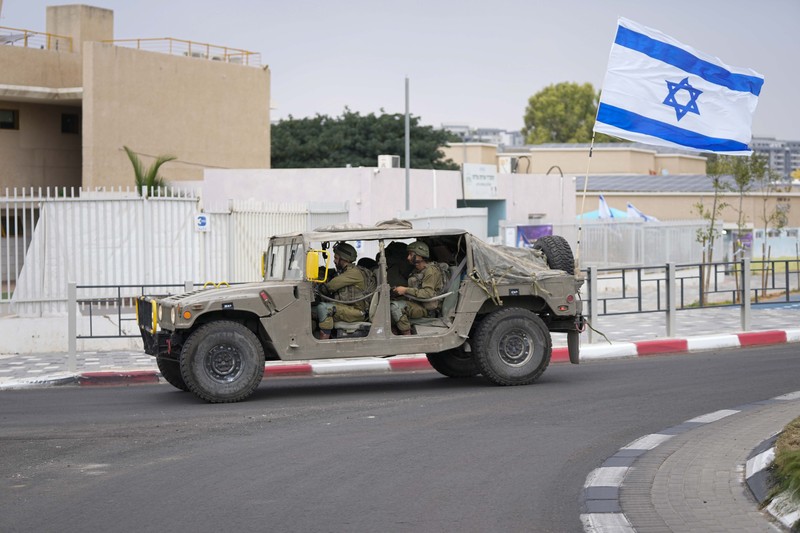 Ratusan tentara Israel masuk di Perbatasan Gaza. (AP/Ohad Zwigenberg) Ratusan tentara Israel masuk di Perbatasan Gaza. (AP/Ohad Zwigenberg)