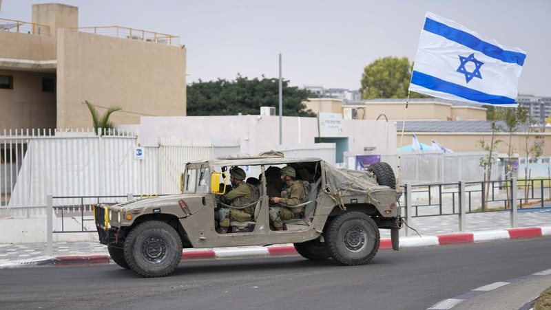 Ratusan tentara Israel masuk di Perbatasan Gaza. (AP/Ohad Zwigenberg)