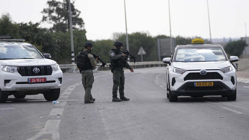 Ratusan tentara Israel masuk di Perbatasan Gaza. (AP/Ohad Zwigenberg)