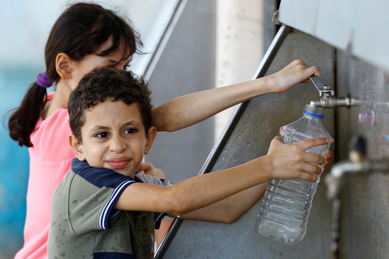 Sejumlah anak antre untuk mendapatkan air bersih di jalur Gaza. (REUTERS/Ibraheem Abu Mustafa) Sejumlah anak antre untuk mendapatkan air bersih di jalur Gaza. (REUTERS/Ibraheem Abu Mustafa)