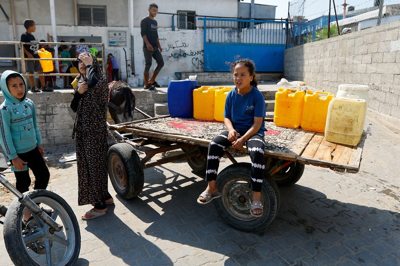 Sejumlah anak antre untuk mendapatkan air bersih di jalur Gaza. (REUTERS/Ibraheem Abu Mustafa) Sejumlah anak antre untuk mendapatkan air bersih di jalur Gaza. (REUTERS/Ibraheem Abu Mustafa)