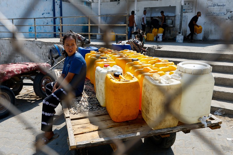 Sejumlah anak antre untuk mendapatkan air bersih di jalur Gaza. (REUTERS/Ibraheem Abu Mustafa) Sejumlah anak antre untuk mendapatkan air bersih di jalur Gaza. (REUTERS/Ibraheem Abu Mustafa)