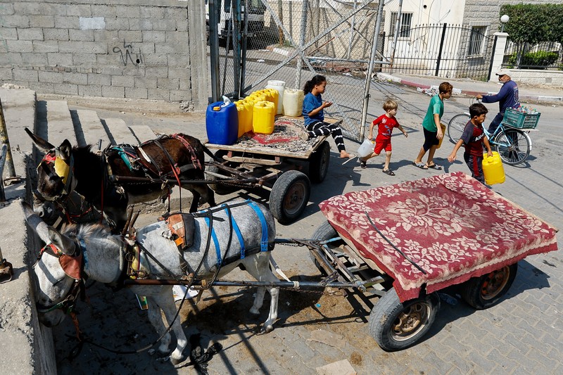 Sejumlah anak antre untuk mendapatkan air bersih di jalur Gaza. (REUTERS/Ibraheem Abu Mustafa) Sejumlah anak antre untuk mendapatkan air bersih di jalur Gaza. (REUTERS/Ibraheem Abu Mustafa)
