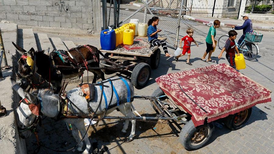 Sejumlah anak antre untuk mendapatkan air bersih di jalur Gaza. (REUTERS/Ibraheem Abu Mustafa)