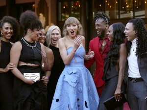 Gaya Glamor Taylor Swift di Pesta Ultah ke-34, Pakai Dress Rp 36 Juta