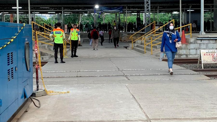 Akses penumpang KRL di Stasiun Manggarai, Jakarta Selatan. Dok: KAI