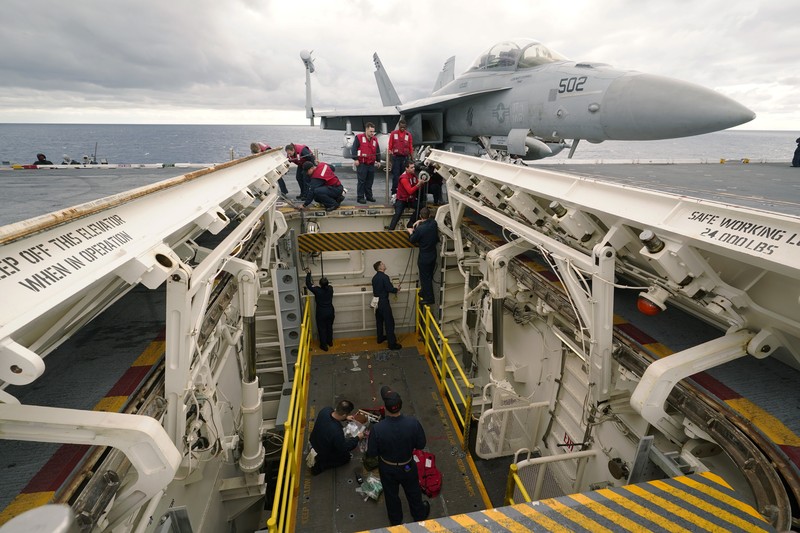 Foto udara menunjukkan kapal induk USS Gerald R Ford telah tiba di Mediterania timur. (VIA REUTERS/U.S. NAVAL FORCES CENTRAL COMMAN)