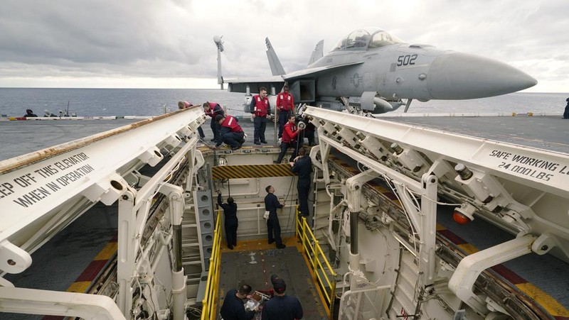 Foto udara menunjukkan kapal induk USS Gerald R Ford telah tiba di Mediterania timur. (VIA REUTERS/U.S. NAVAL FORCES CENTRAL COMMAN)
