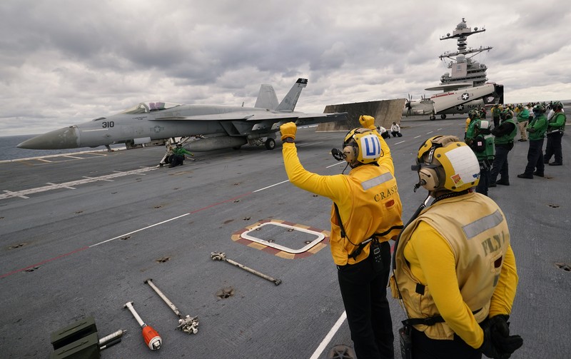 Foto udara menunjukkan kapal induk USS Gerald R Ford telah tiba di Mediterania timur. (VIA REUTERS/U.S. NAVAL FORCES CENTRAL COMMAN)