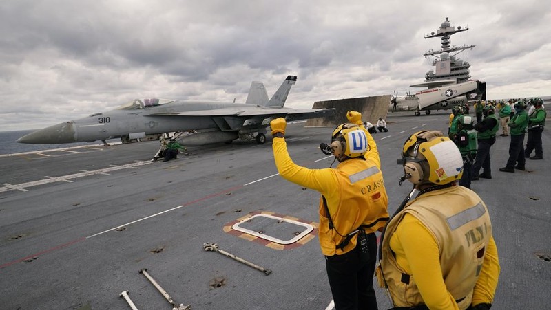 Foto udara menunjukkan kapal induk USS Gerald R Ford telah tiba di Mediterania timur. (VIA REUTERS/U.S. NAVAL FORCES CENTRAL COMMAN)