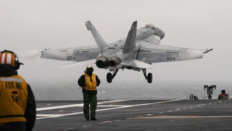 Foto udara menunjukkan kapal induk USS Gerald R Ford telah tiba di Mediterania timur. (VIA REUTERS/U.S. NAVAL FORCES CENTRAL COMMAN)