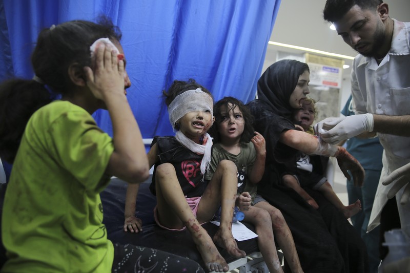 Asap mengepul menyusul serangan udara Israel di Kota Gaza, Kamis, 12 Oktober 2023. (AP Photo/Hatem Moussa)