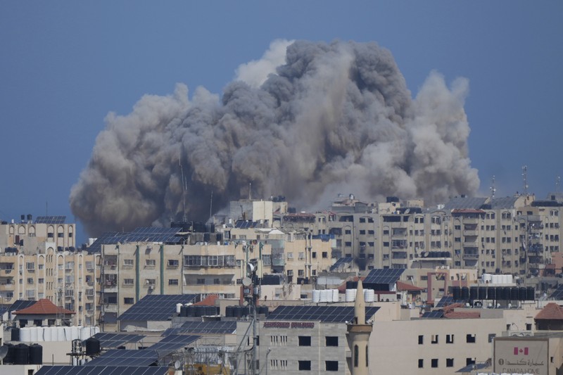 Asap mengepul menyusul serangan udara Israel di Kota Gaza, Kamis, 12 Oktober 2023. (AP Photo/Hatem Moussa)