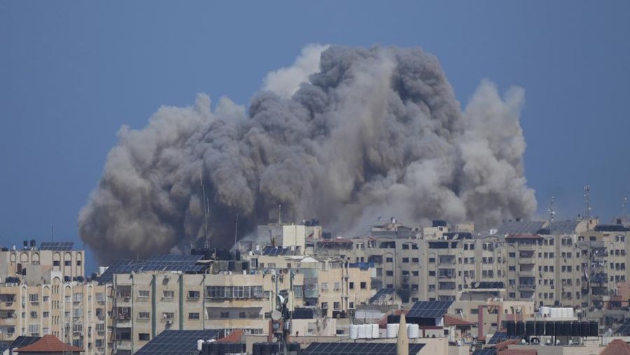 Asap mengepul menyusul serangan udara Israel di Kota Gaza, Kamis, 12 Oktober 2023. (AP Photo/Hatem Moussa)