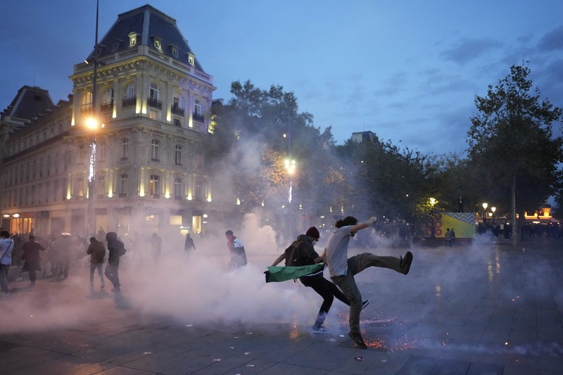 Demonstrasi warga Prancis pro Palestina bentrok dengan kepolisian di Paris. (REUTERS/Sarah Meyssonnier) Demonstrasi warga Prancis pro Palestina bentrok dengan kepolisian di Paris. (REUTERS/Sarah Meyssonnier)