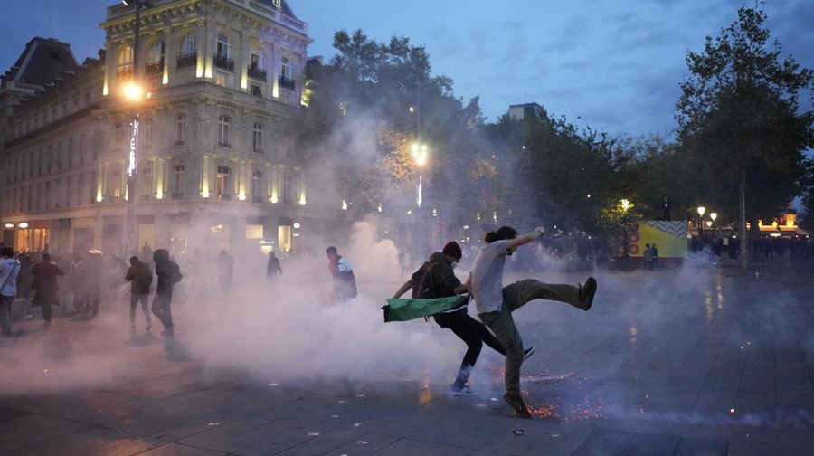 Demonstrasi warga Prancis pro Palestina bentrok dengan kepolisian di Paris. (REUTERS/Sarah Meyssonnier)