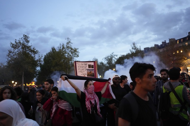 Demonstrasi warga Prancis pro Palestina bentrok dengan kepolisian di Paris. (REUTERS/Sarah Meyssonnier)