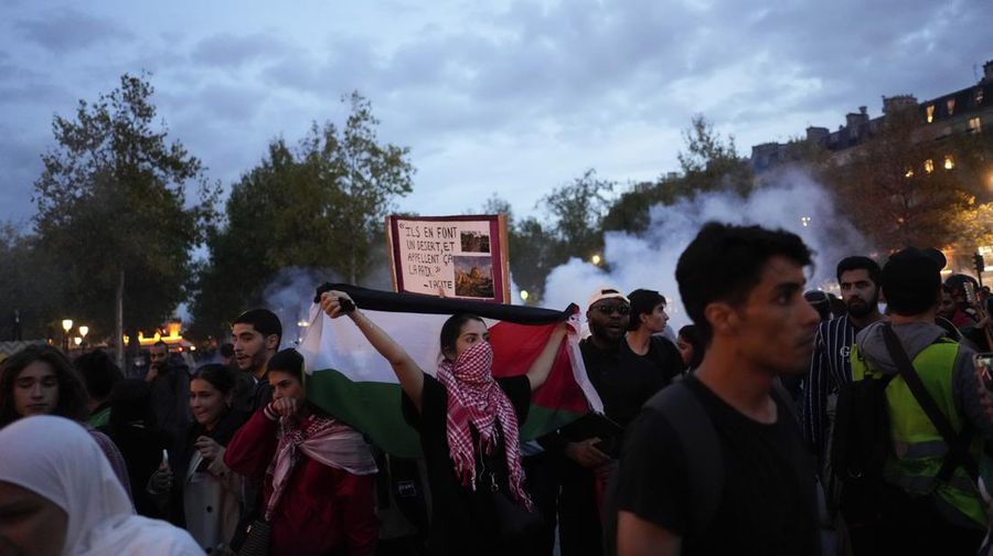 Demonstrasi warga Prancis pro Palestina bentrok dengan kepolisian di Paris. (REUTERS/Sarah Meyssonnier)