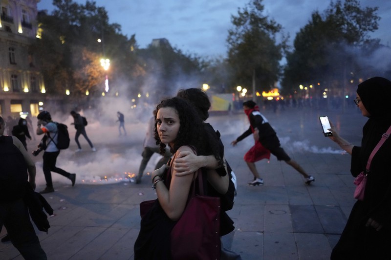 Demonstrasi warga Prancis pro Palestina bentrok dengan kepolisian di Paris. (REUTERS/Sarah Meyssonnier) Demonstrasi warga Prancis pro Palestina bentrok dengan kepolisian di Paris. (REUTERS/Sarah Meyssonnier)