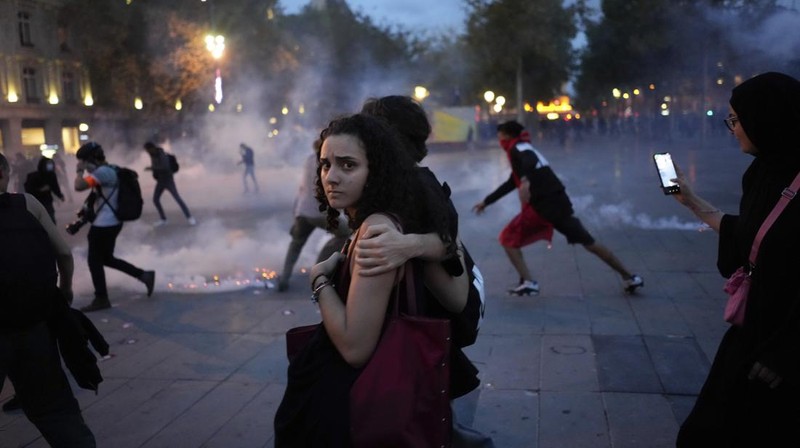 Demonstrasi warga Prancis pro Palestina bentrok dengan kepolisian di Paris. (REUTERS/Sarah Meyssonnier)