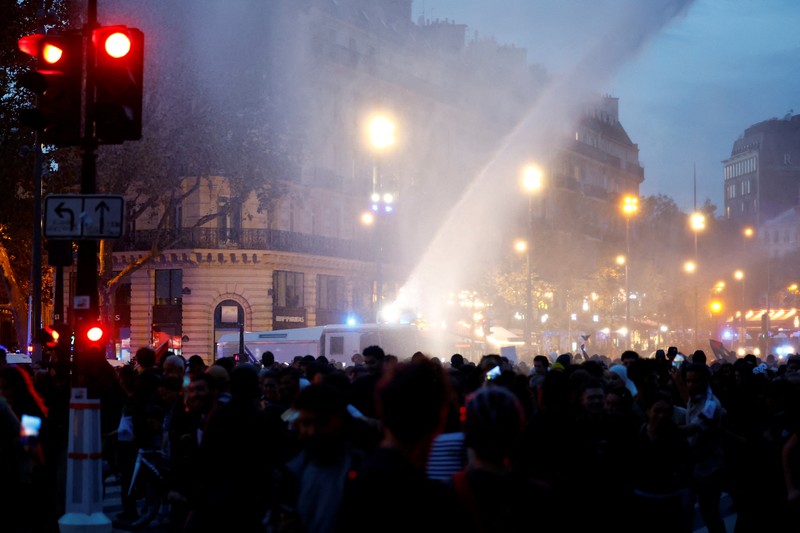 Demonstrasi warga Prancis pro Palestina bentrok dengan kepolisian di Paris. (REUTERS/Sarah Meyssonnier)