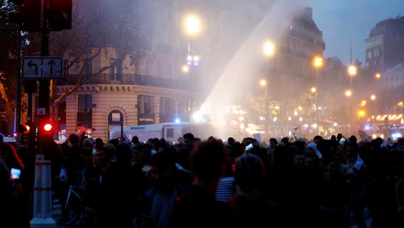 Demonstrasi warga Prancis pro Palestina bentrok dengan kepolisian di Paris. (REUTERS/Sarah Meyssonnier)