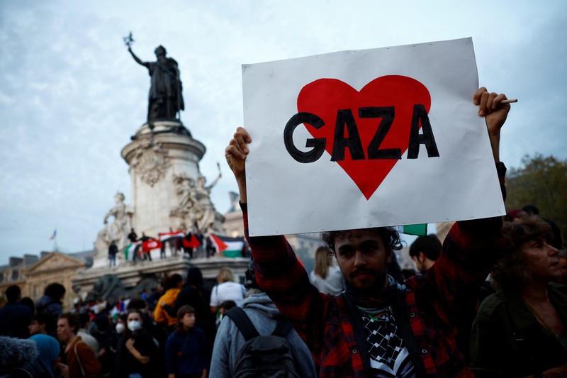 Demonstrasi warga Prancis pro Palestina bentrok dengan kepolisian di Paris. (REUTERS/Sarah Meyssonnier) Demonstrasi warga Prancis pro Palestina bentrok dengan kepolisian di Paris. (REUTERS/Sarah Meyssonnier)