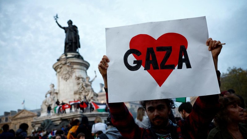 Demonstrasi warga Prancis pro Palestina bentrok dengan kepolisian di Paris. (REUTERS/Sarah Meyssonnier)