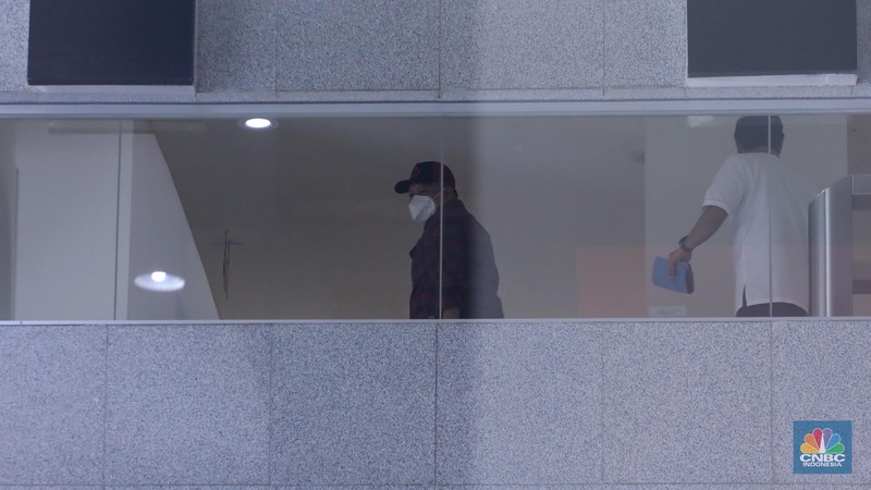 Direktur Alat dan Mesin Pertanian Kementerian Pertanian, Muhammad Hatta tiba di gedung Merah Putih KPK, Jakarta, Jumat (13/10/2023). Muhammad Hatta datang untuk memenuhi panggilan usai ditetapkan sebagai tersangka oleh Komisi Pemberantasan Korupsi (KPK) terkait kasus dugaan korupsi di Kementerian Pertanian.. (CNBC Indonesia/Faisal Rahman)