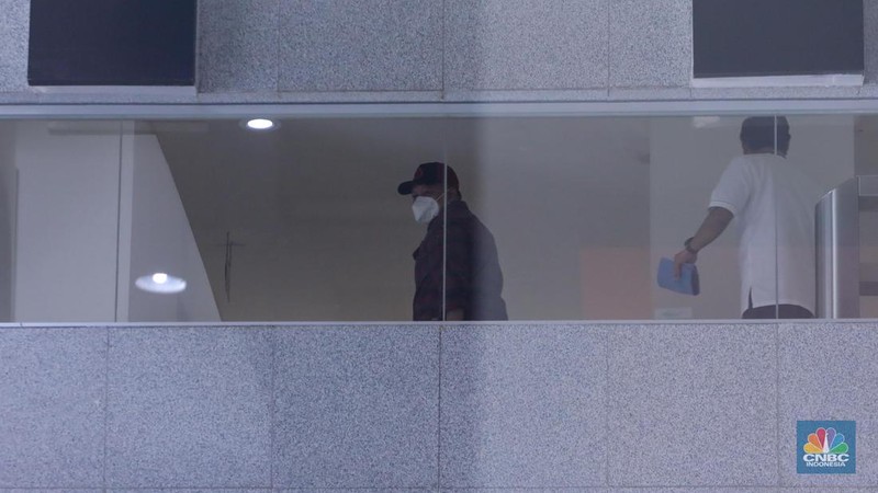 Direktur Alat dan Mesin Pertanian Kementerian Pertanian, Muhammad Hatta tiba di gedung Merah Putih KPK, Jakarta, Jumat (13/10/2023). Muhammad Hatta datang untuk memenuhi panggilan usai ditetapkan sebagai tersangka oleh Komisi Pemberantasan Korupsi (KPK) terkait kasus dugaan korupsi di Kementerian Pertanian.. (CNBC Indonesia/Faisal Rahman)