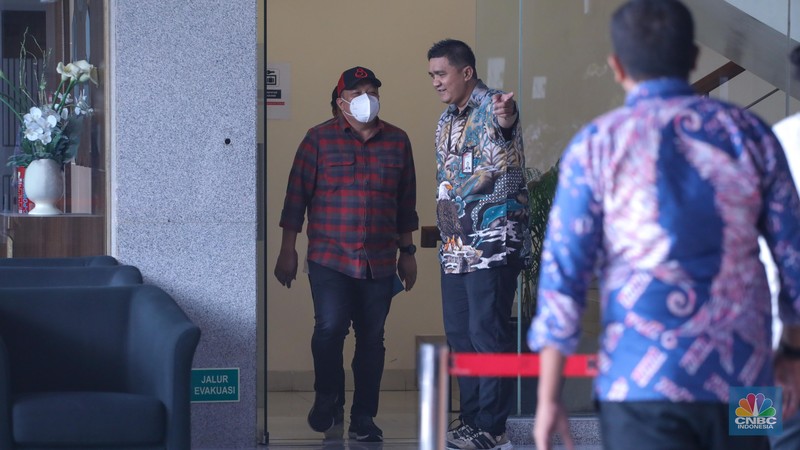 Direktur Alat dan Mesin Pertanian Kementerian Pertanian, Muhammad Hatta Direktur Alat dan Mesin Pertanian Kementerian Pertanian, Muhammad Hatta tiba di gedung Merah Putih KPK, Jakarta, Jumat (13/10/2023). Muhammad Hatta datang untuk memenuhi panggilan usai ditetapkan sebagai tersangka oleh Komisi Pemberantasan Korupsi (KPK) terkait kasus dugaan korupsi di Kementerian Pertanian.. (CNBC Indonesia/Faisal Rahman)