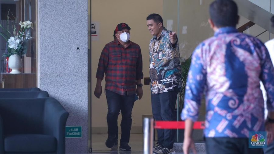 Direktur Alat dan Mesin Pertanian Kementerian Pertanian, Muhammad Hatta tiba di gedung Merah Putih KPK, Jakarta, Jumat (13/10/2023). Muhammad Hatta datang untuk memenuhi panggilan usai ditetapkan sebagai tersangka oleh Komisi Pemberantasan Korupsi (KPK) terkait kasus dugaan korupsi di Kementerian Pertanian.. (CNBC Indonesia/Faisal Rahman)