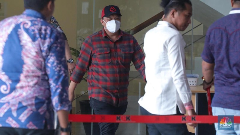 Direktur Alat dan Mesin Pertanian Kementerian Pertanian, Muhammad Hatta tiba di gedung Merah Putih KPK, Jakarta, Jumat (13/10/2023). Muhammad Hatta datang untuk memenuhi panggilan usai ditetapkan sebagai tersangka oleh Komisi Pemberantasan Korupsi (KPK) terkait kasus dugaan korupsi di Kementerian Pertanian.. (CNBC Indonesia/Faisal Rahman)