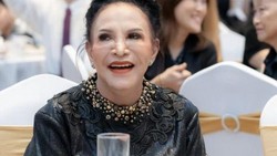 Mpok Atiek Dibantu Warga Renovasi Mushola Peninggalan Ayah