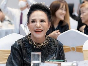 Mpok Atiek Dibantu Warga Renovasi Mushola Peninggalan Ayah