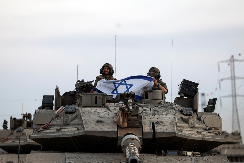 ISRAEL-PALESTINIANS/GAZA Israeli tanks from an artillery unit are seen near Israel's border with the Gaza Strip, in southern Israel, October 12, 2023. REUTERS/Ronen Zvulun