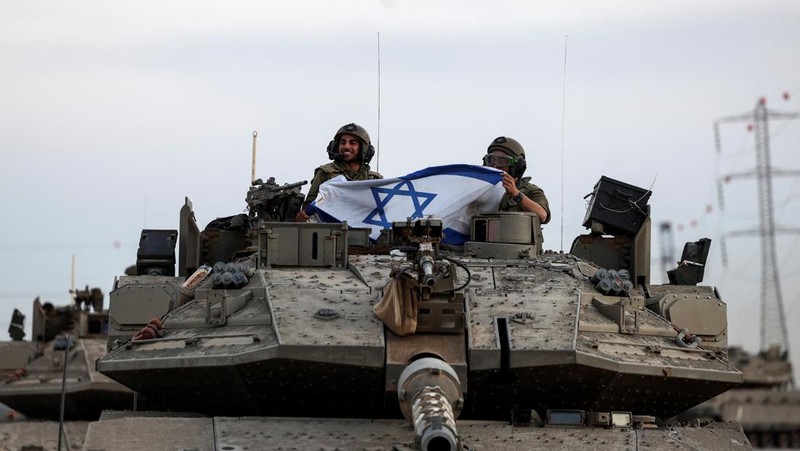 Israeli tanks from an artillery unit are seen near Israel's border with the Gaza Strip, in southern Israel, October 12, 2023. REUTERS/Ronen Zvulun
