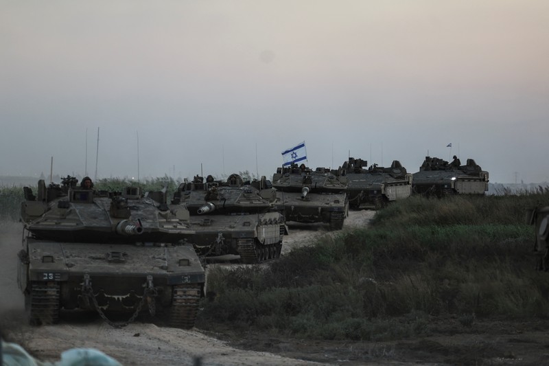 ISRAEL-PALESTINIANS/GAZA Israeli tanks from an artillery unit are seen near Israel's border with the Gaza Strip, in southern Israel, October 12, 2023. REUTERS/Ronen Zvulun