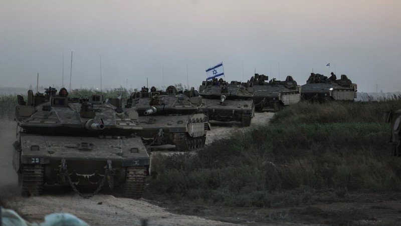 Israeli tanks from an artillery unit are seen near Israel's border with the Gaza Strip, in southern Israel, October 12, 2023. REUTERS/Ronen Zvulun