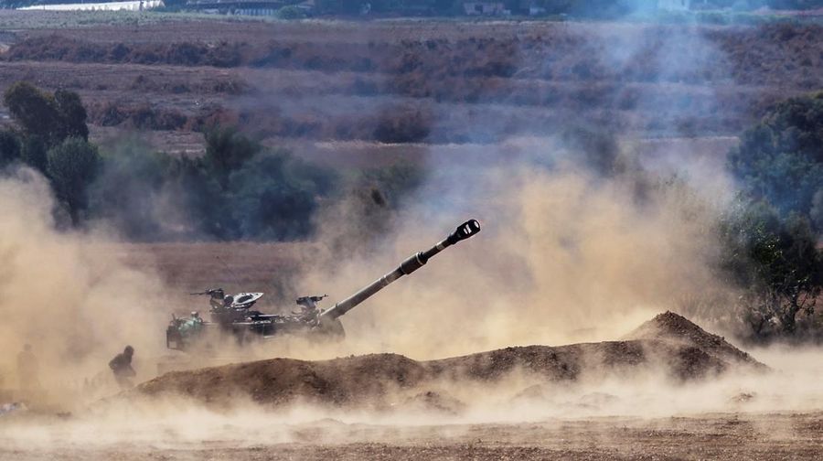 ISRAEL-PALESTINIANS/GAZA A tank and soldiers from an artillery unit gather near Israel's border with the Gaza Strip, in southern Israel, October 12, 2023. REUTERS/Ronen Zvulun