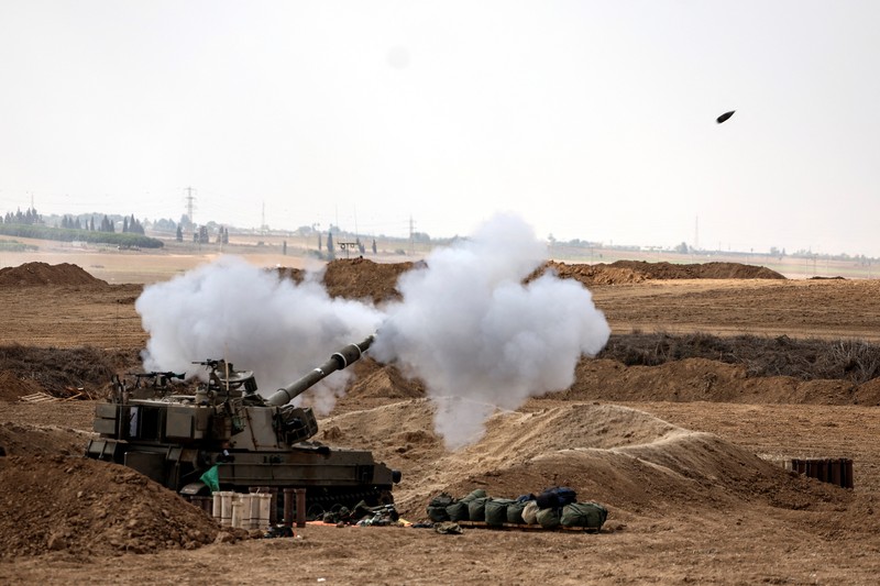 Israeli tanks from an artillery unit are seen near Israel's border with the Gaza Strip, in southern Israel, October 12, 2023. REUTERS/Ronen Zvulun