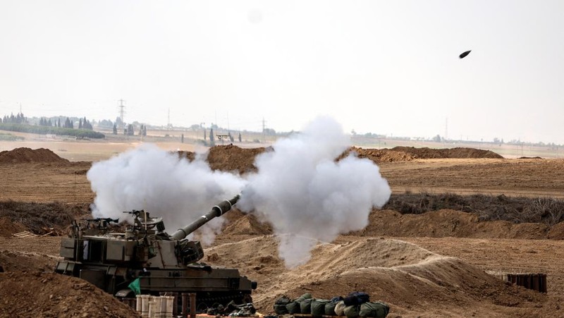 Israeli tanks from an artillery unit are seen near Israel's border with the Gaza Strip, in southern Israel, October 12, 2023. REUTERS/Ronen Zvulun