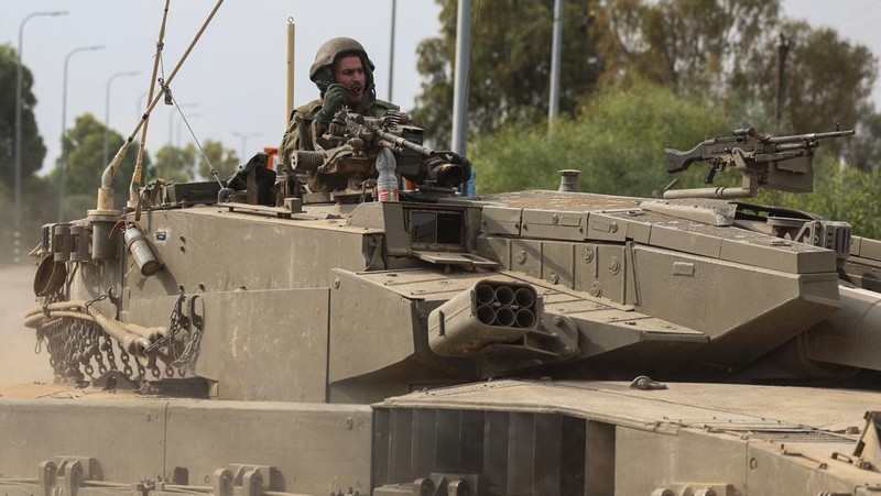 Israeli tanks from an artillery unit are seen near Israel's border with the Gaza Strip, in southern Israel, October 12, 2023. REUTERS/Ronen Zvulun
