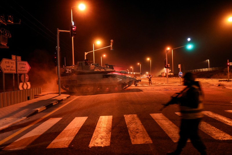 Israeli tanks from an artillery unit are seen near Israel's border with the Gaza Strip, in southern Israel, October 12, 2023. REUTERS/Ronen Zvulun