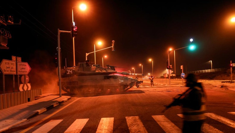 Israeli tanks from an artillery unit are seen near Israel's border with the Gaza Strip, in southern Israel, October 12, 2023. REUTERS/Ronen Zvulun